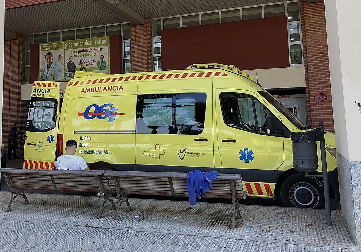 Una ambulancia en La Arrixaca, en una foto de archivo.
