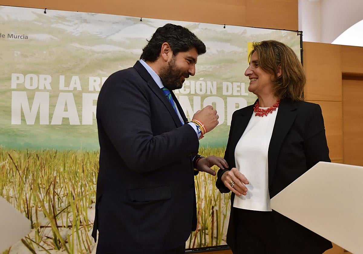 El presidente, López Miras, y la ministra Teresa Ribera, ayer, en San Esteban.