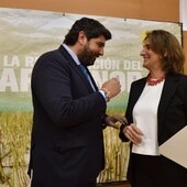 El presidente, López Miras, y la ministra Teresa Ribera, ayer, en San Esteban.
