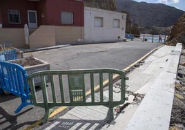 Dos vallas municipales señalizan el hundimiento del paseo marítimo de El Portús.