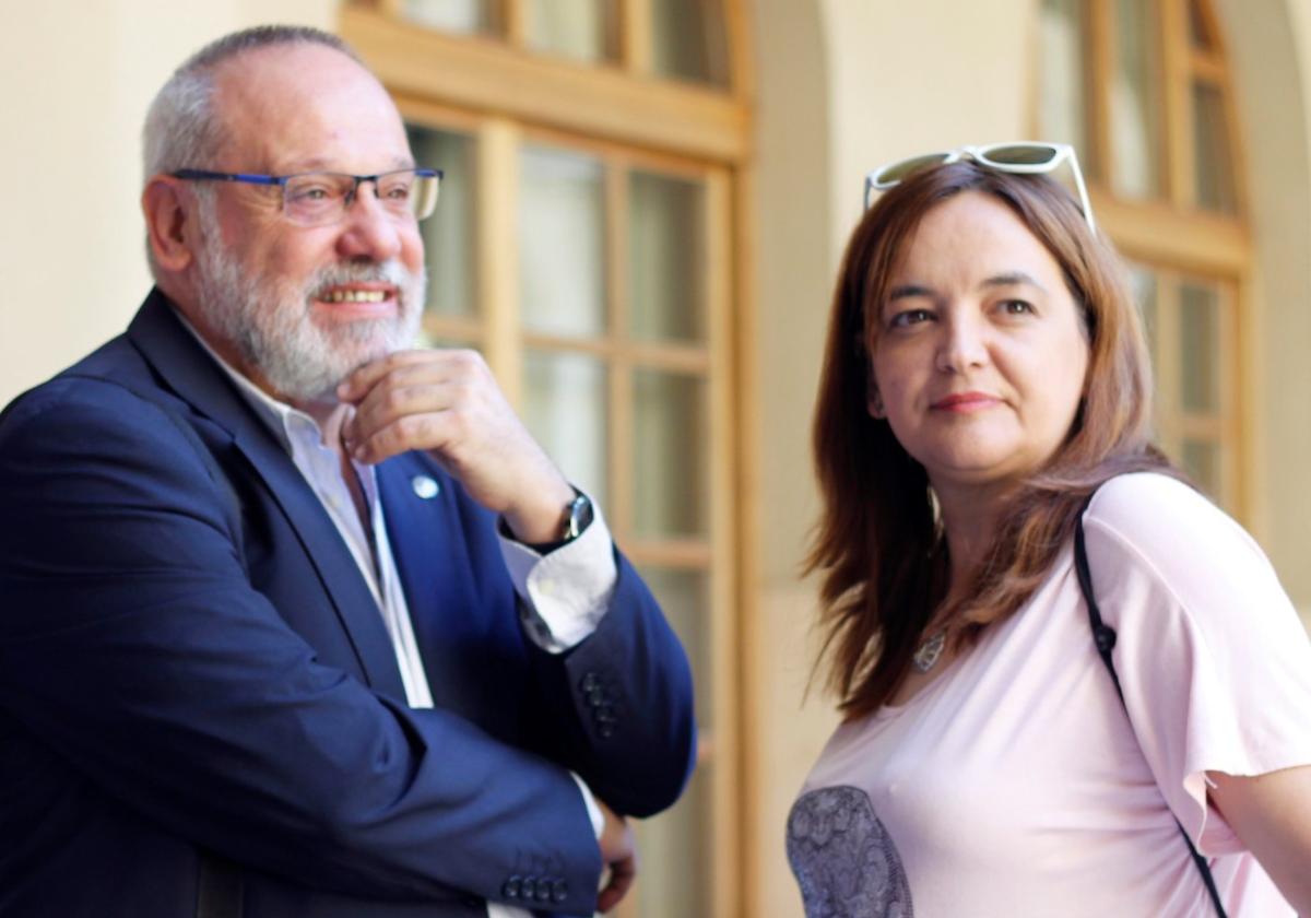 Los investigadores de la Universidad de Murcia Enrique Garcés de los Fayos y Ana Peinado.