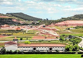 Instalaciones de Bodegas Corral, junto al camino de Santiago, en la localidad riojana de Navarrete.