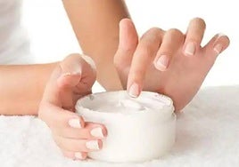 Alcohol en cosméticos: una dermatóloga aclara cuáles perjudican la piel