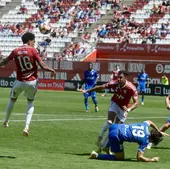 Víctor Rofino, central del Real Murcia, cabecea un balón en el partido ante la UD Melilla.