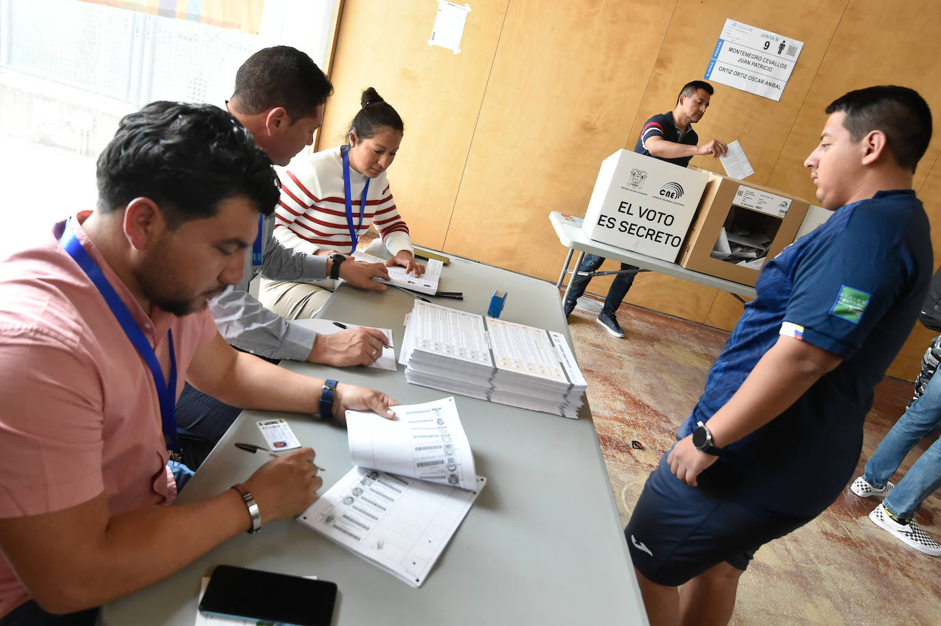 Las imágenes del voto de los ecuatorianos de la Región