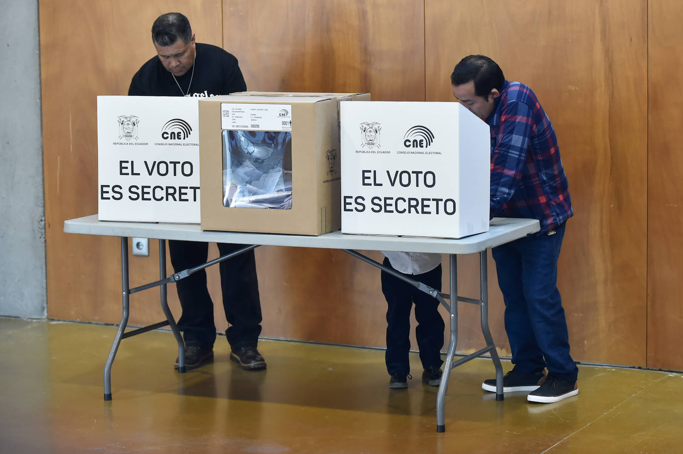 Las imágenes del voto de los ecuatorianos de la Región