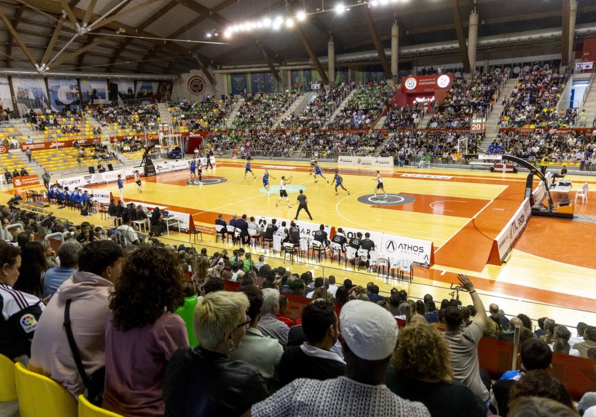 El Palacio de los Deportes, con 4.400 personas.