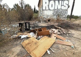 Enseres, al lado de los restos de una hoguera y frente a la degradada Casa Torre Falcón, pendiente aún de rehabilitación.