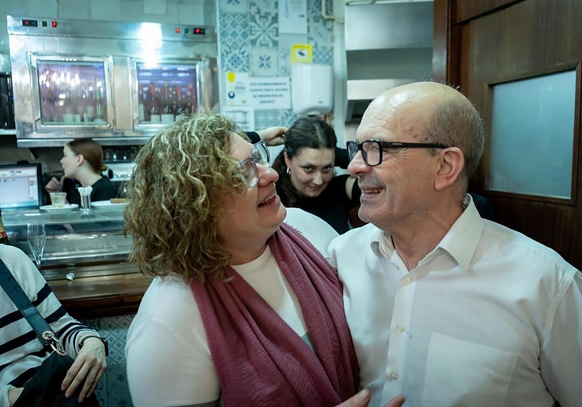 Mari Carmen Munuera y Francisco Moya, en suúltimo día con las puertas del bar abiertas.