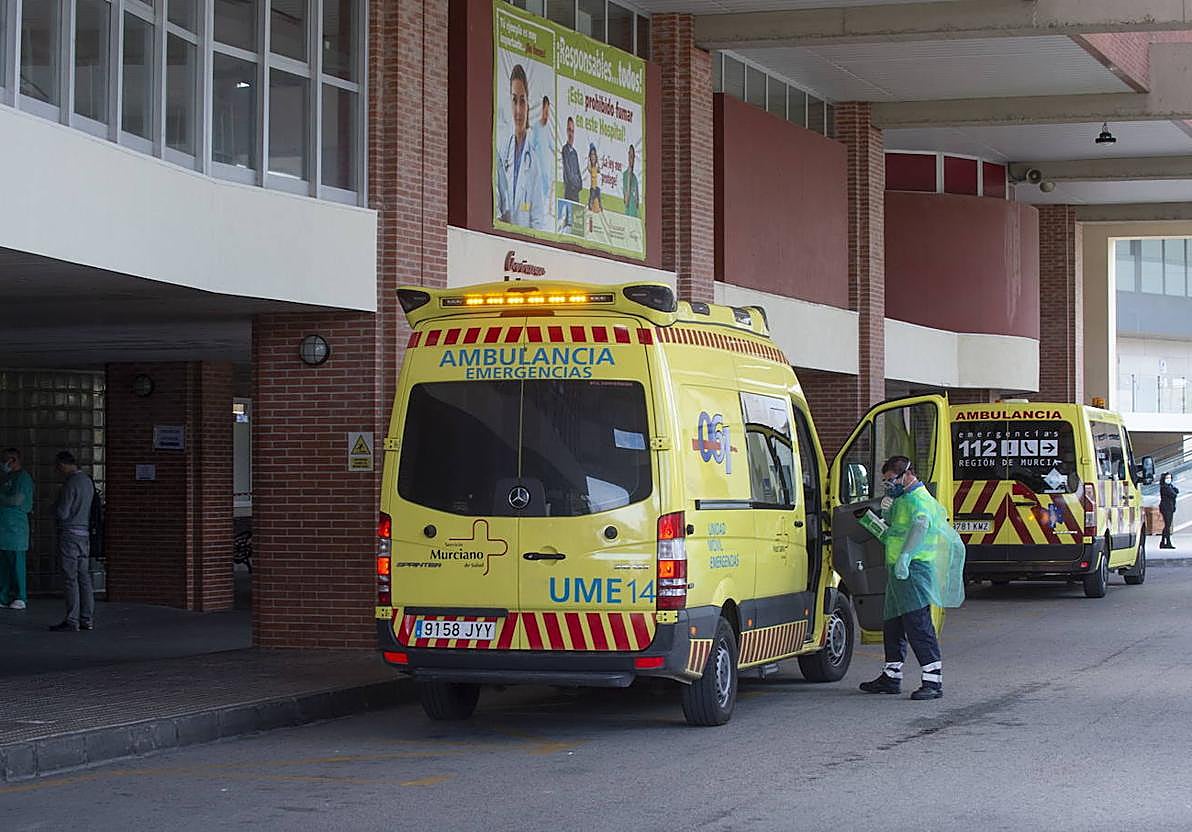 Ambulancias en la puerta de urgencias de La Arrixaca.