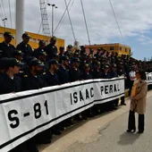 Robles se dirige a las dotaciones de los submarinos S-81 y S-82, en su visita a Cartagena.