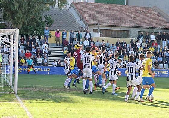 Los jugadores del Linense defienden el ataque total oriolano en los últimos veinte minutos.