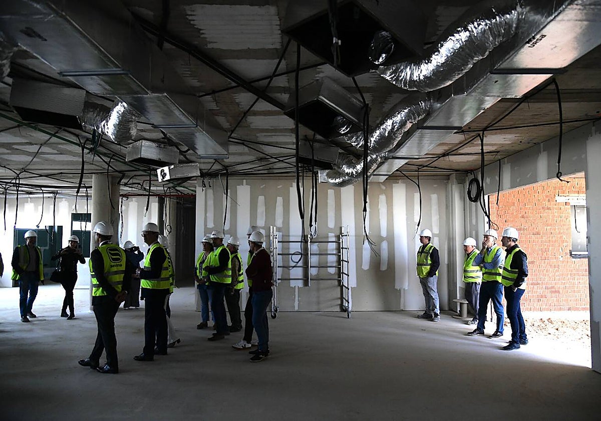 Visita de autoridades y vecinos a las obras del nuevo colegio de La Aljorra.