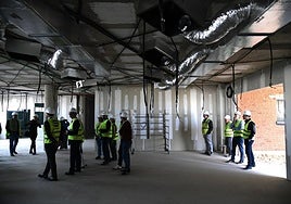 Visita de autoridades y vecinos a las obras del nuevo colegio de La Aljorra.