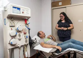 Sandra Maroto, que padece una inmunodeficiencia común variable, charla con Antonio Alarcón, donante de plasma, este lunes en el Centro Regional de Hemodonación.