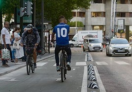 Carril bici a su paso por la Gran Vía de Murcia.