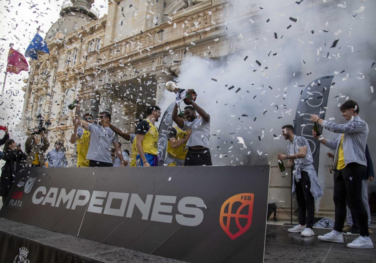 El capitán Johan Kody sostiene la copa de campeones, en medio del humo y el confeti, ayer, en la fiesta del Palacio Consistorial.