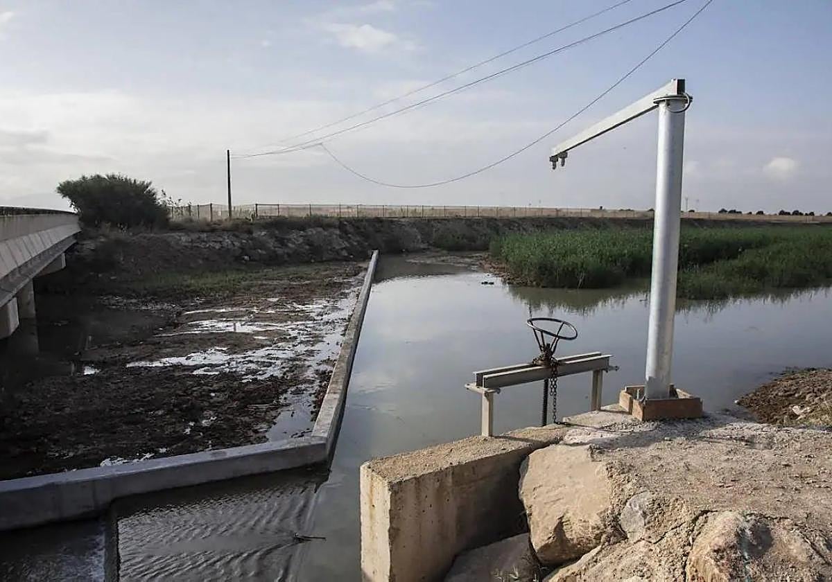 Compuerta que capta el agua de la rambla del Albujón, ubicada en la desembocadura.