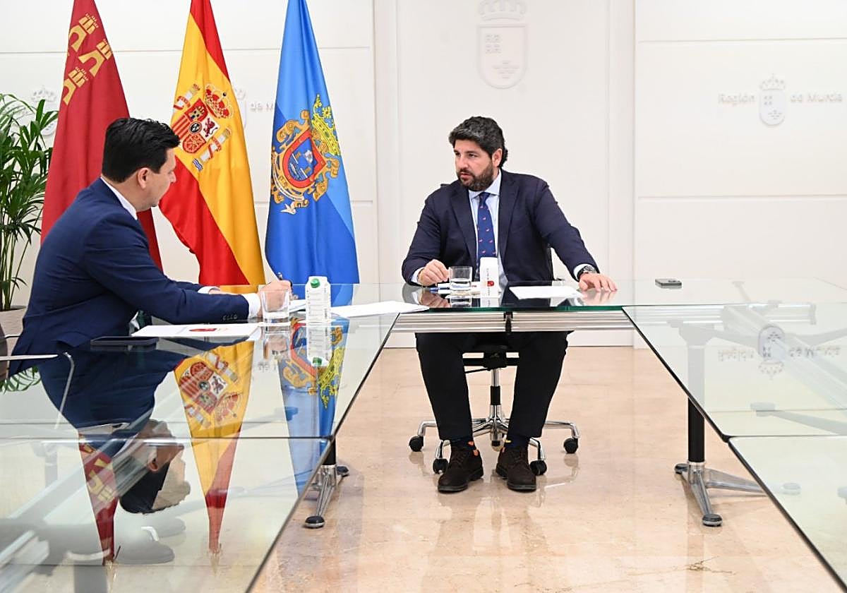 El presidente de la Comunidad y el alcalde de San Javier, en la reunión mantenida ayer.