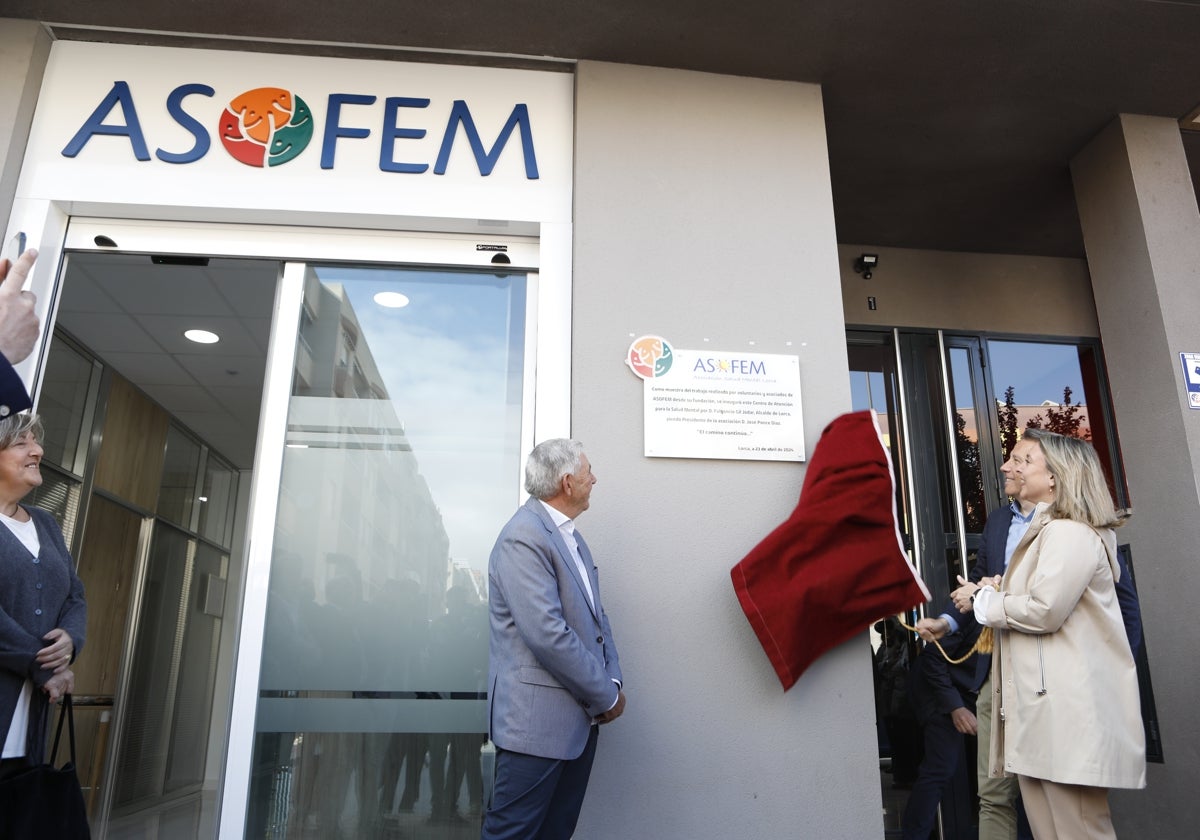 El presidente de Asofem, al alcalde y la consejera descubren la placa del nuevo local de la asociación.