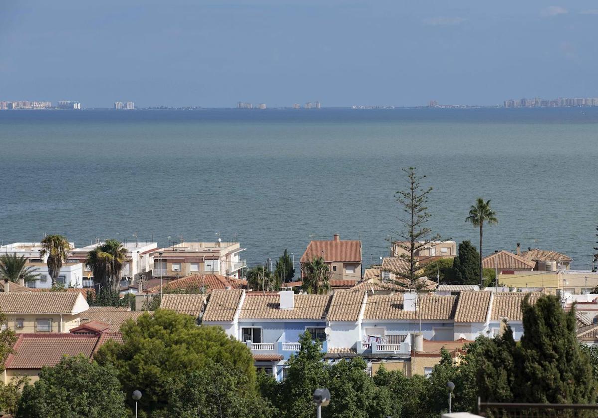 Vista de la mancha blanca, desde la zona de El Carmolí, en una foto de 2023. Al fondo, La Manga.