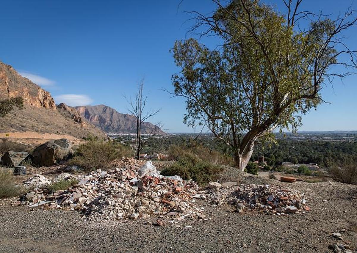 Imagen secundaria 1 - Restos de obra abandonados junto al mirador, el pasado noviembre.