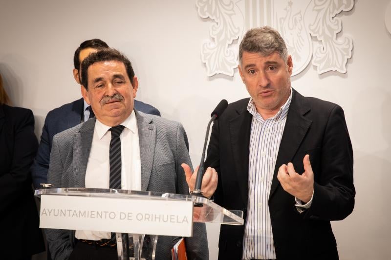 El líder de Vox en Orihuela, Manuel Mestre, durante una comparecencia junto al alcalde, Pepe Vegara (PP).