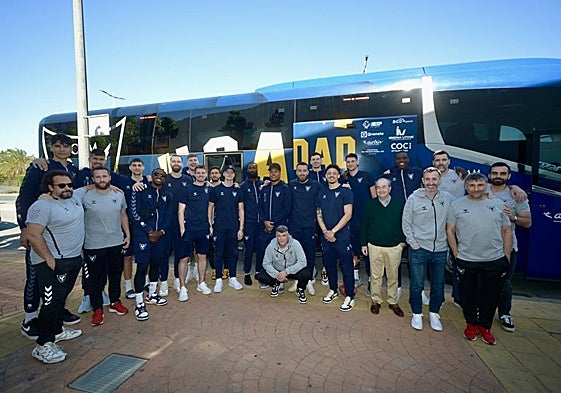 Jugadores y técnicos del UCAM, ayer antes de viajar a Madrid, desde donde hoy volarán a Belgrado.