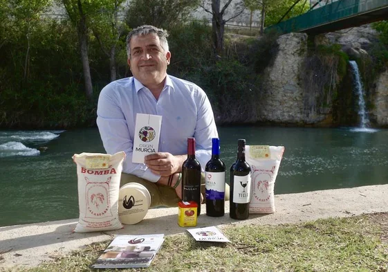 José Martínez posa con los productos DOP agrupados en 'Origen Murcia' en un paraje de Calasparra junto al río Segura, esta semana.
