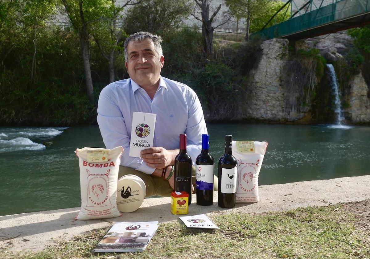 José Martínez posa con los productos DOP agrupados en 'Origen Murcia' en un paraje de Calasparra junto al río Segura, esta semana.