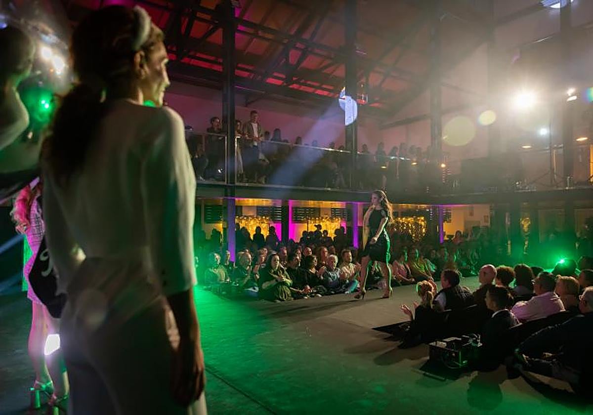 Público congregado durante la celebración de la primera pasarela de moda del comercio oriolano.