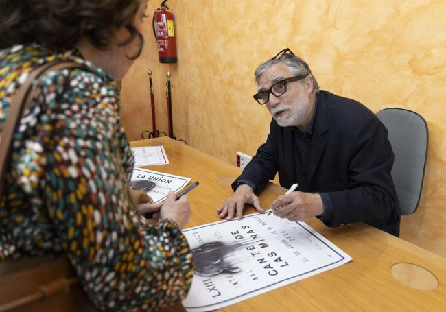 Jaume Plensa firma copias del cartel del festival.