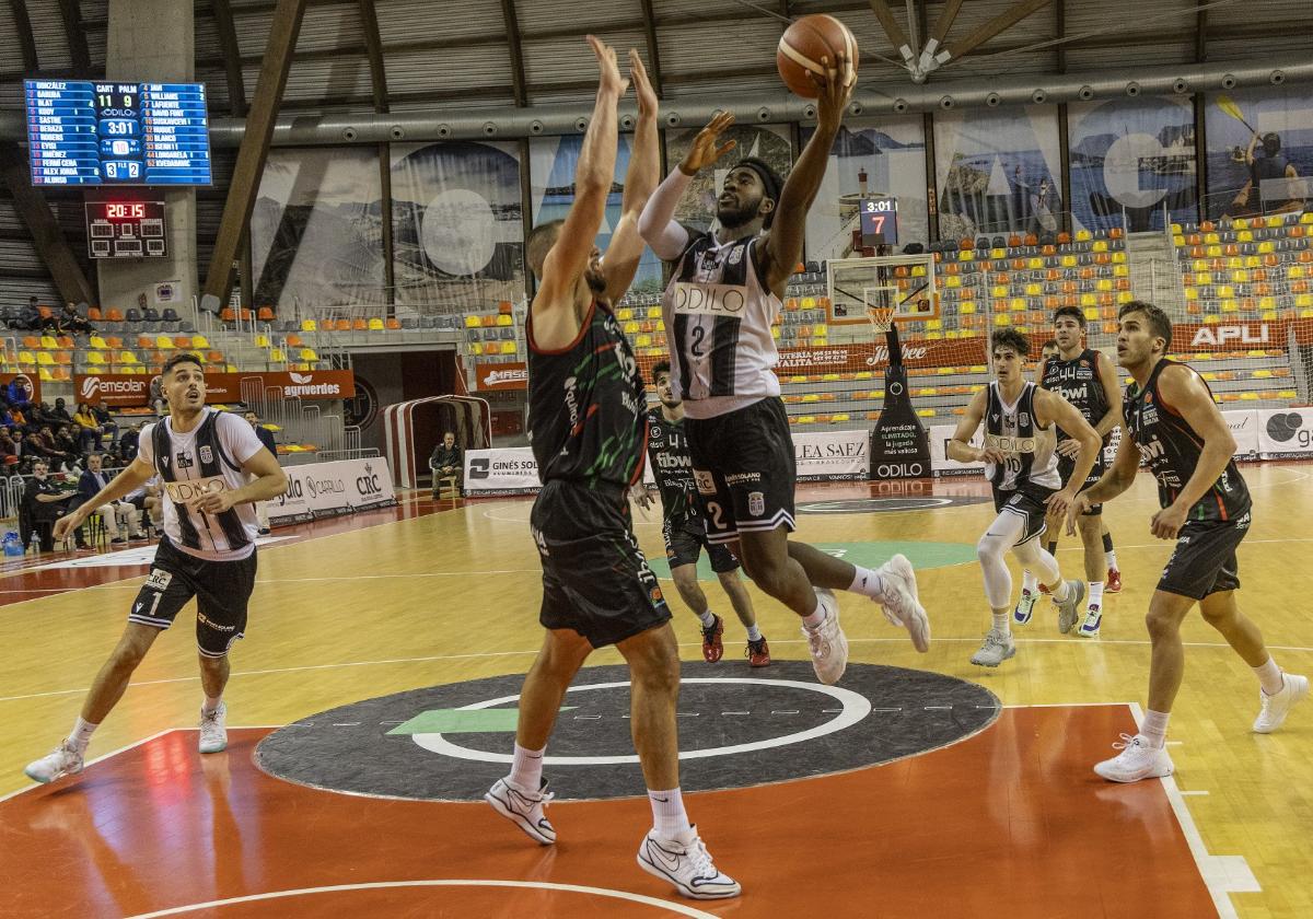 El alero Sediq Garuba se lanza a canasta en el partido de esta temporada contra el Palma.