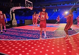 Los jugadores del UCAM,entrenando ayer en Belgrado.