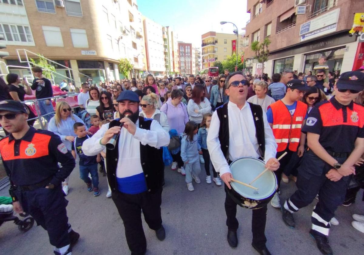 El Tío de la Pita y su tamboril, seguidos por cientos de familias ayer por la tarde.