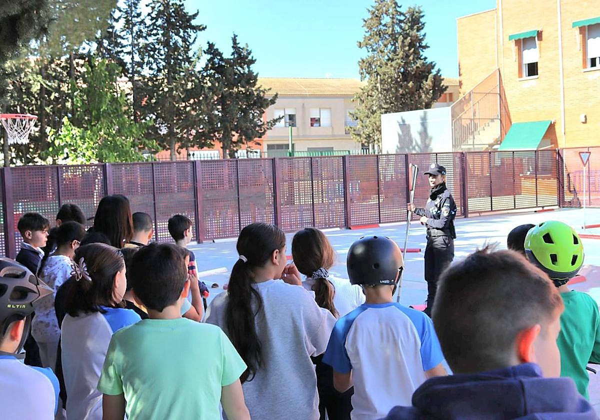 Alumnos siguen las instrucciones de un agente, este jueves.