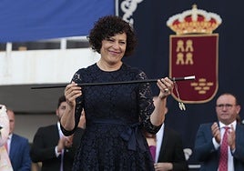 Mari Ángeles Túnez, con el bastón de mando de la alcaldía de Puerto Lumbreras.