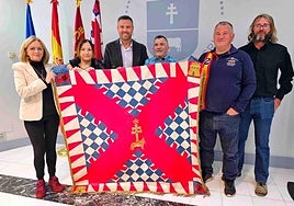 Los hermanos Andreu Sánchez posan junto al alcalde y la bandera de Caravaca.