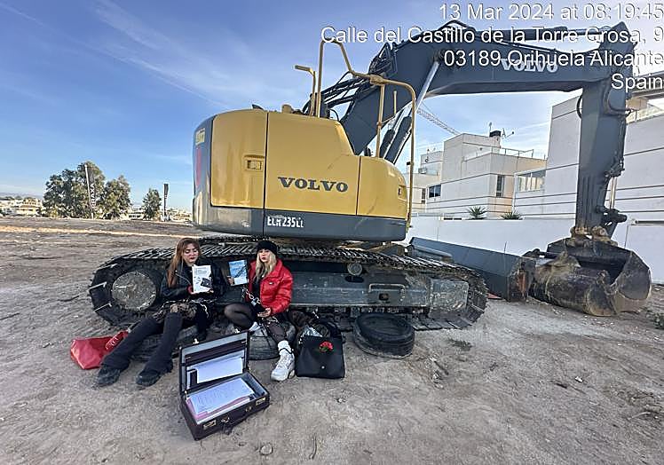 La familia se ha encadenado varias veces a la excavadora para impedir el desarrollo de los trabajos de Praxa.