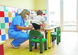Una cuidadora de la guardería de La Paca atiende a un niño en una imagen de archivo.