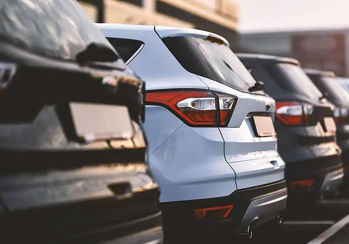 Unos vehículos aparcados.