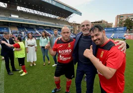 Luis de la Fuente, con dos jugadores de la Liga Súper F-8, ayer en el estadio BeSoccer La Condomina.