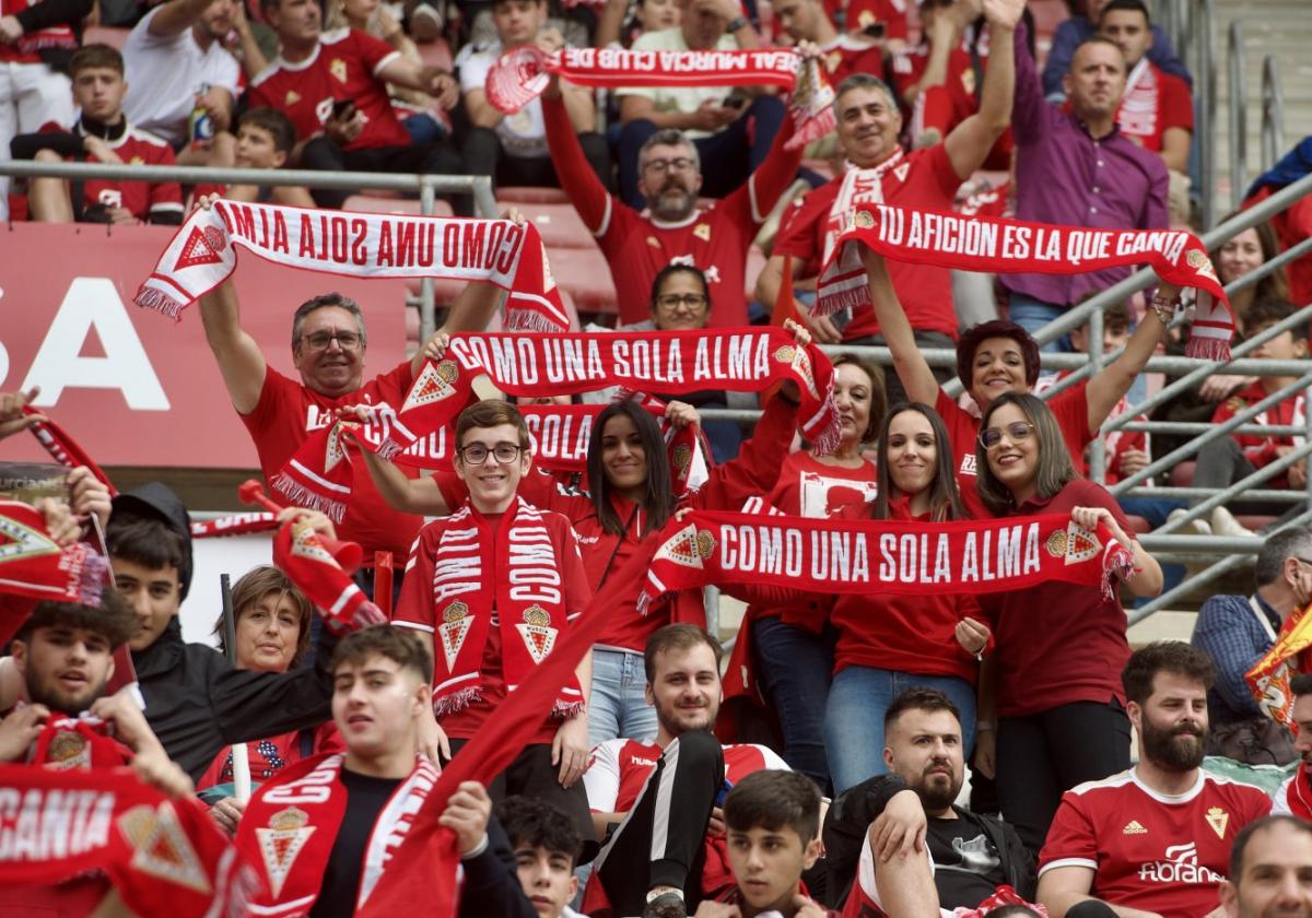 Aficionados del Real Murcia, en uno de los partidos disputados en el Estadio Enrique Roca.