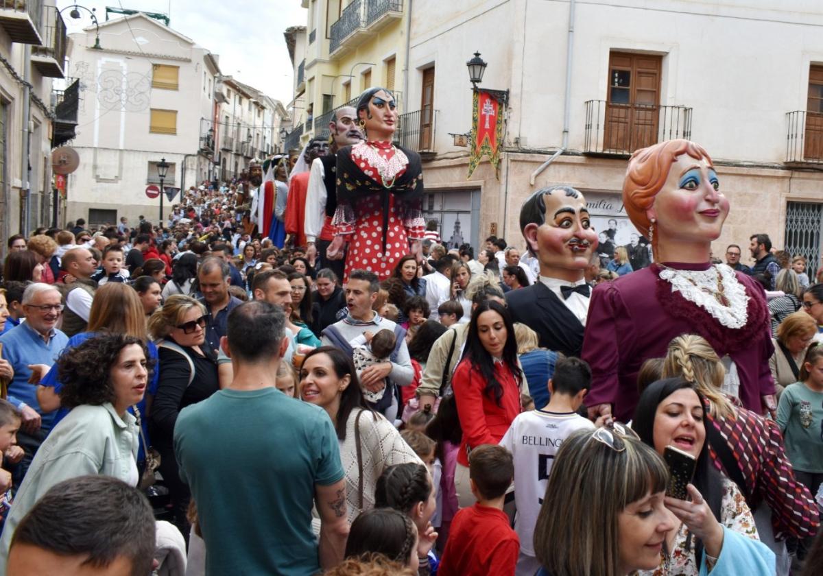 Gigantes y cabezudos animaron ayer las calles de la localidad, que lucieron atestadas.