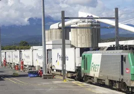 Camiones de Primafrio cargados en trenes en una terminal francesa.