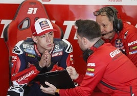 Pedro Acosta escuchando a dos miembros de su equipo, este viernes en Jerez.