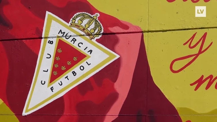 Las artistas Triple M a punto de terminar el grafiti del Real Murcia