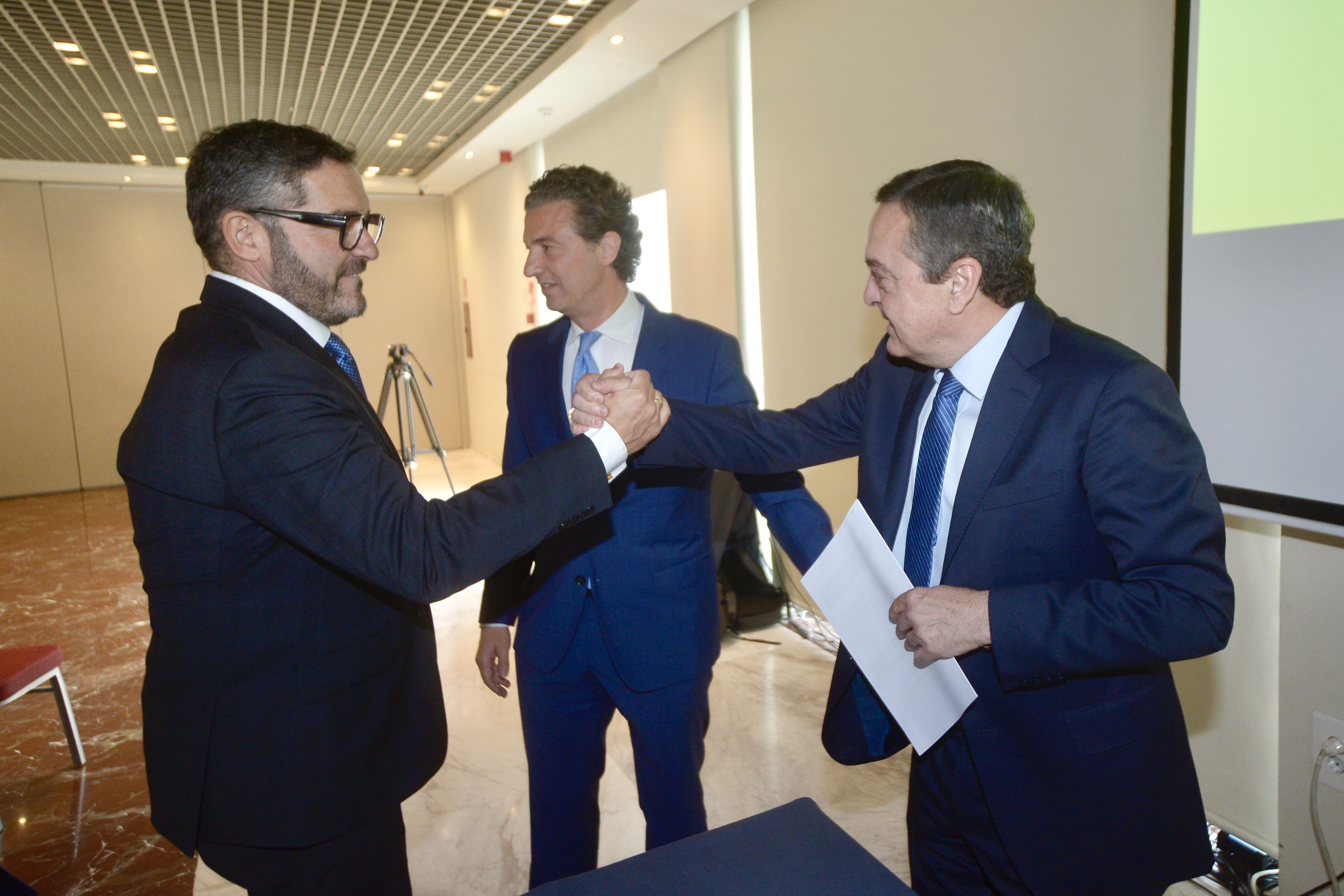 José María Albarracín saluda a Miguel López Abad tras la reunión de la Junta Directiva de Croem de este viernes.