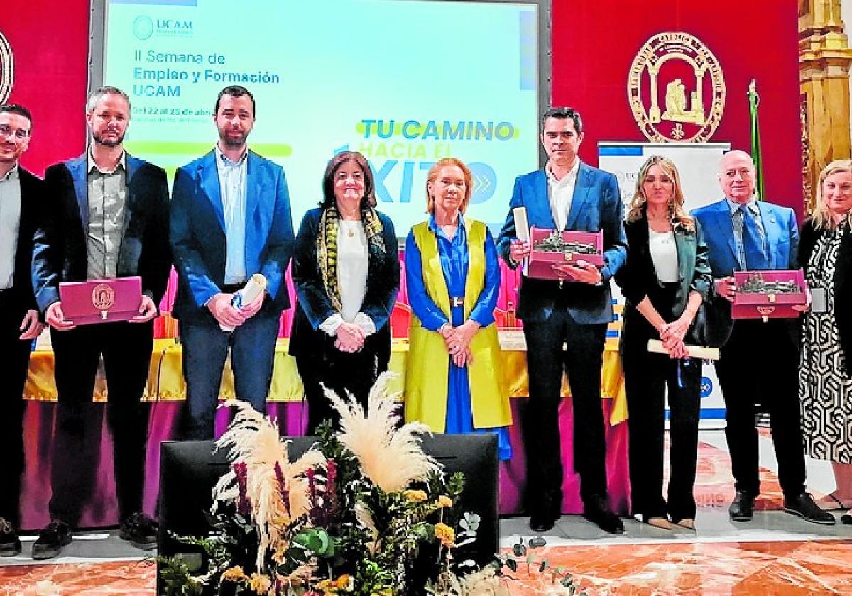 Los premiados, acompañados por la presidenta de la UCAM, la rectora, el vicerrector de Calidad y Ordenación Académica y la directora general del SEF.