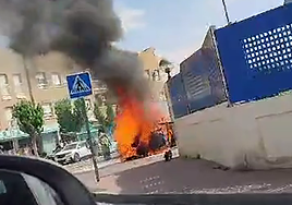 El vehículo ardiendo este sábado en Murcia.